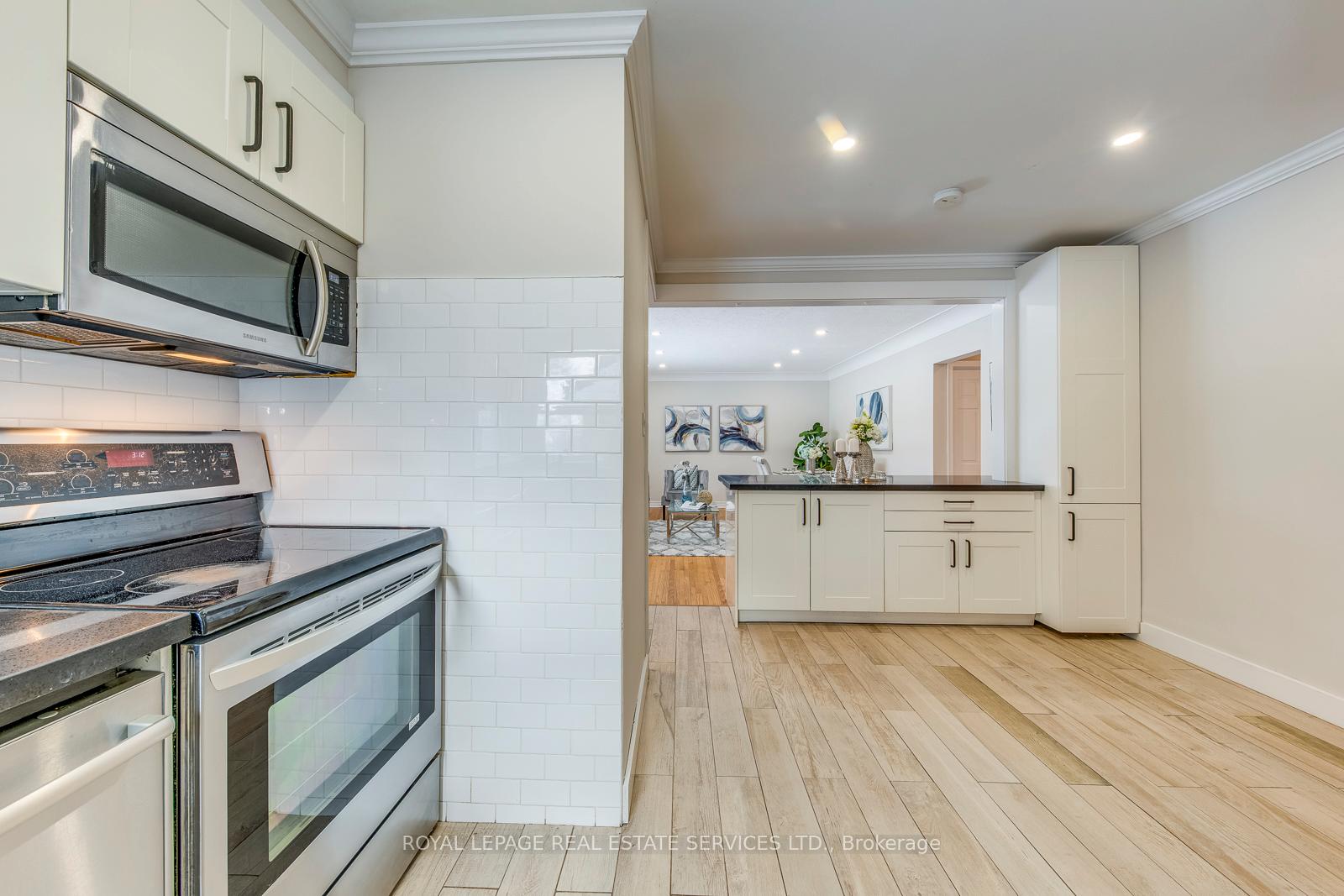 186 Fernwood Crescent