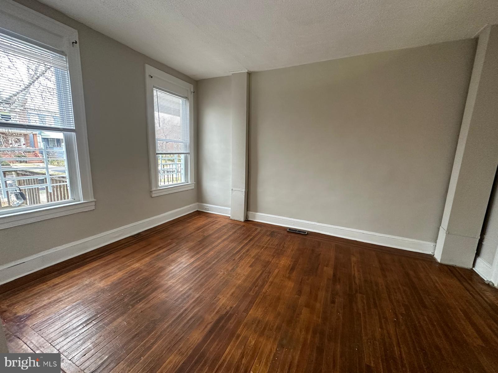 2859 W GARRISON AVENUE