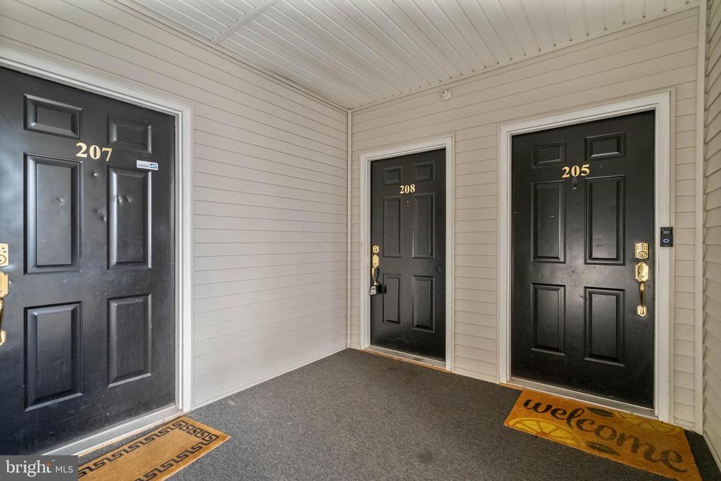 208 Lawrence Ln