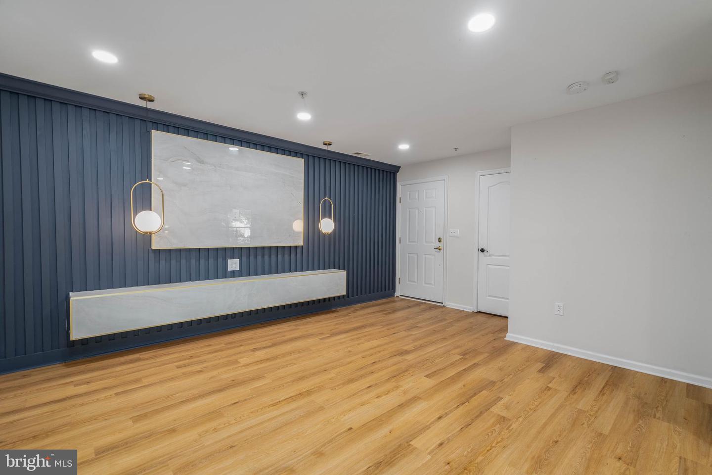 208 Lawrence Ln