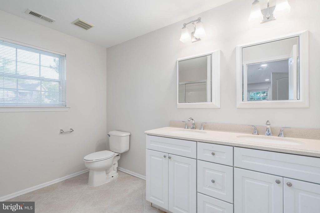 208 Lawrence Ln