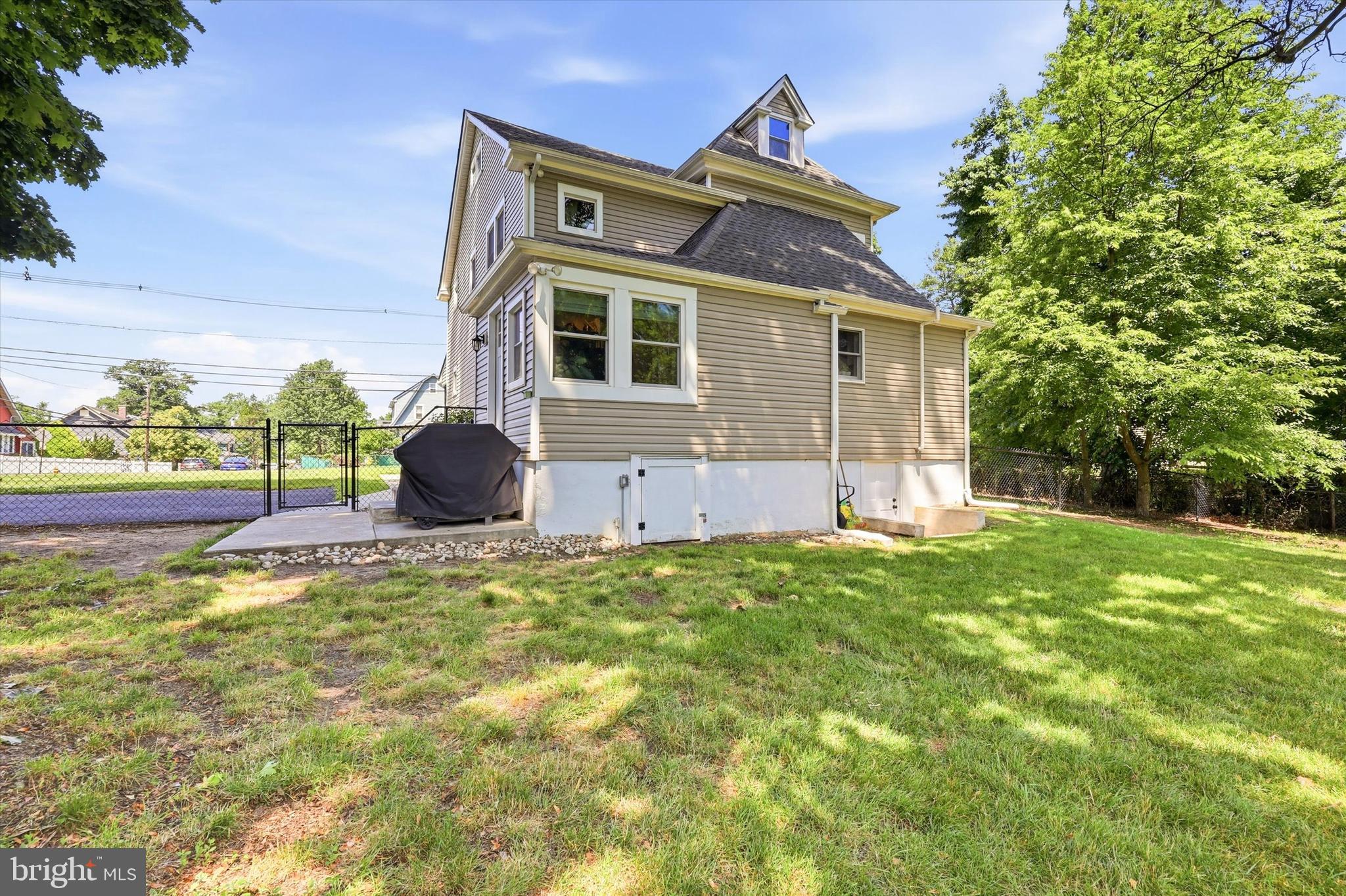 303 N WARWICK ROAD