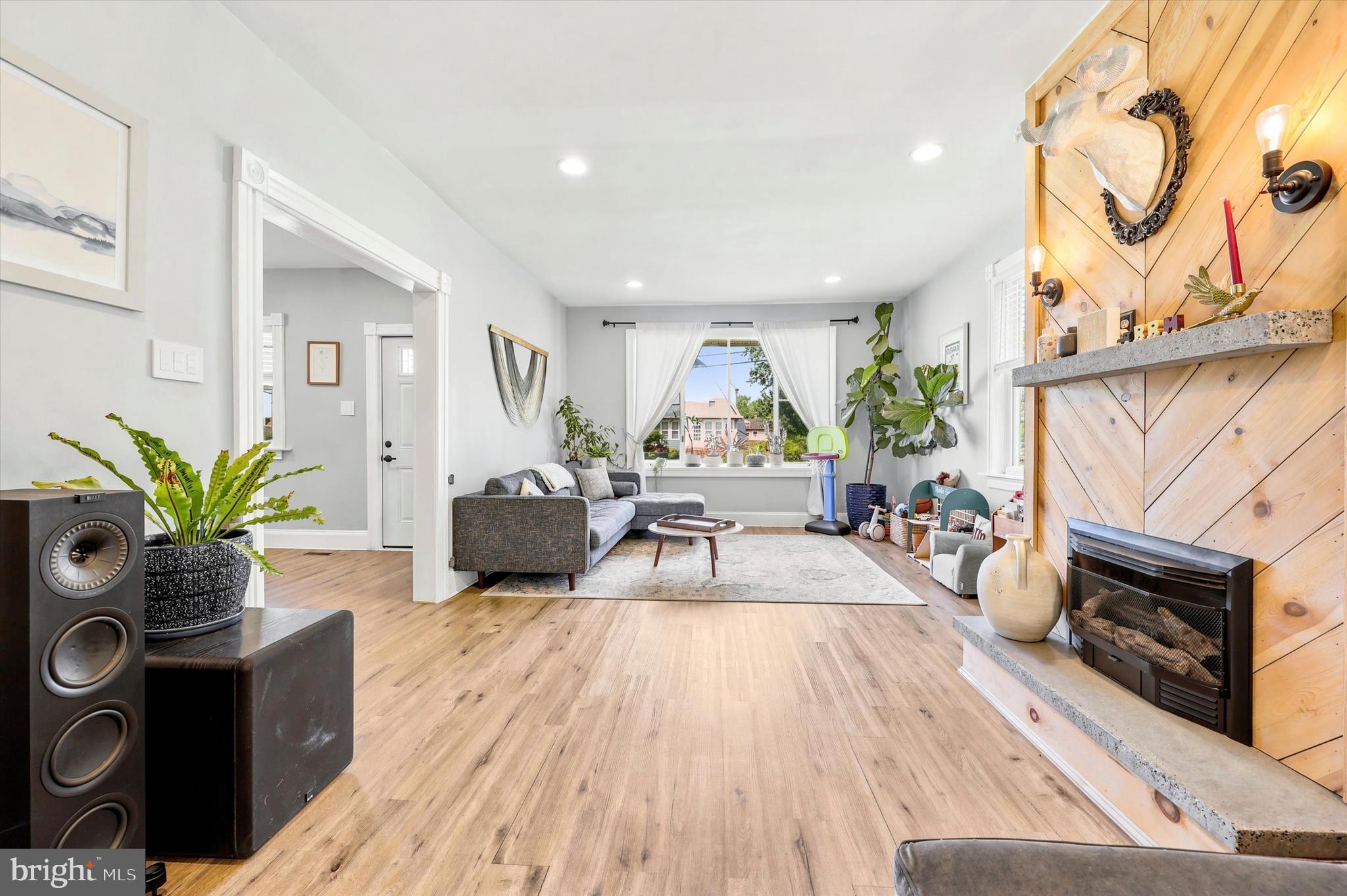 303 N WARWICK ROAD