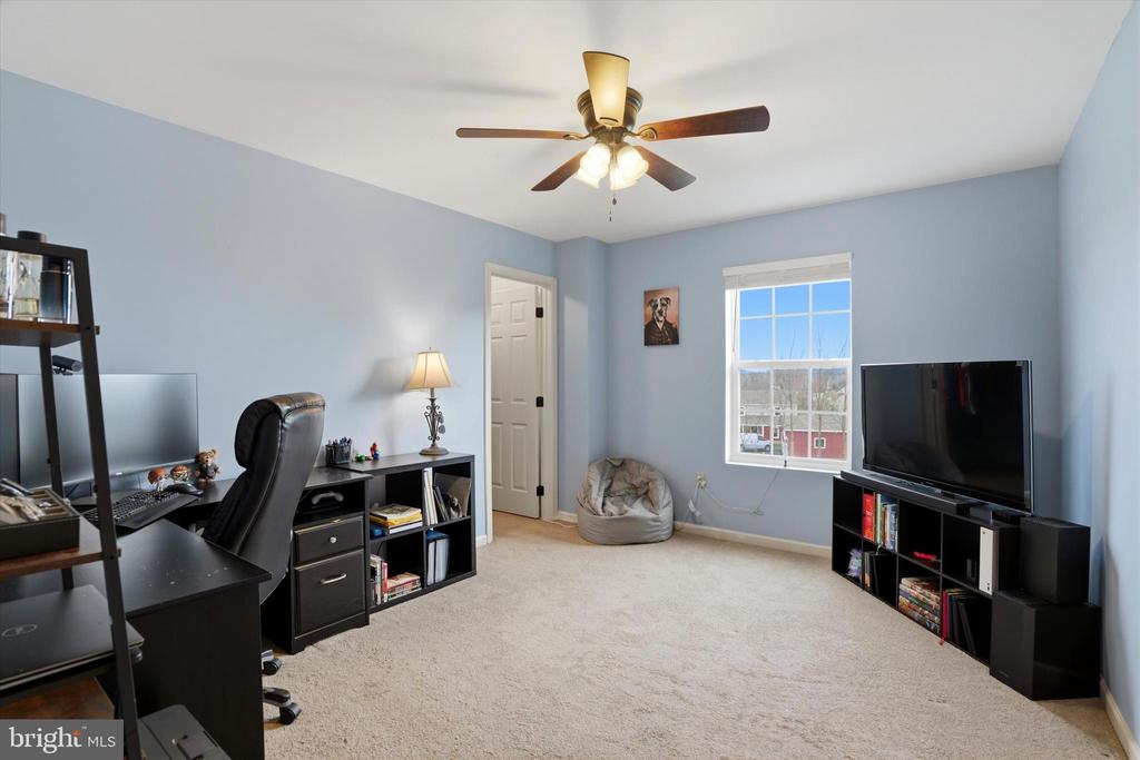 4 SOVEREIGN DRIVE