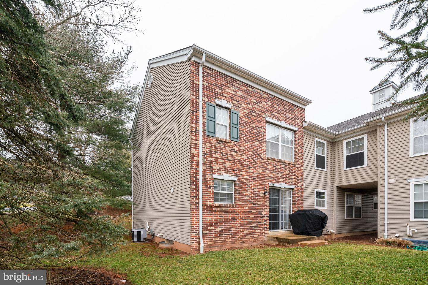 4125 Captain Molly Cir
