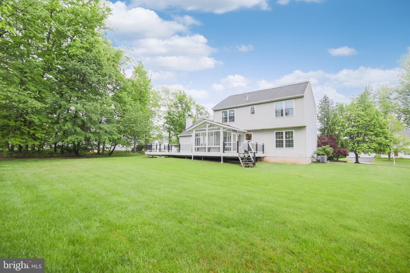 16 Red Oak Dr