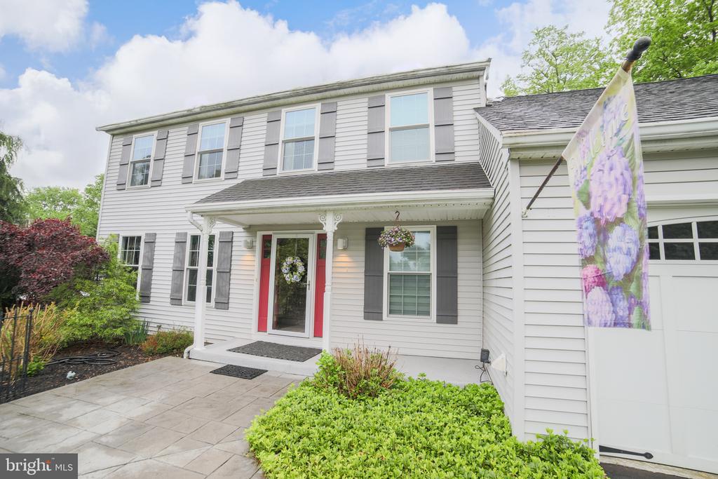 16 Red Oak Dr
