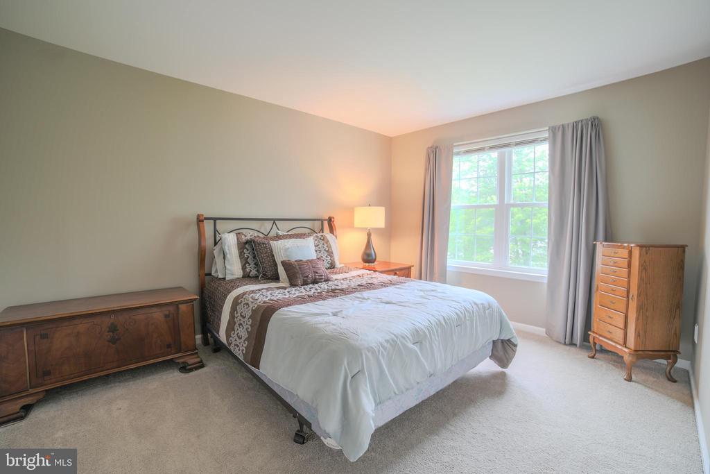16 Red Oak Dr