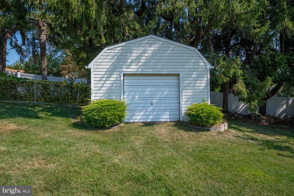 721 BUTTERCUP DRIVE