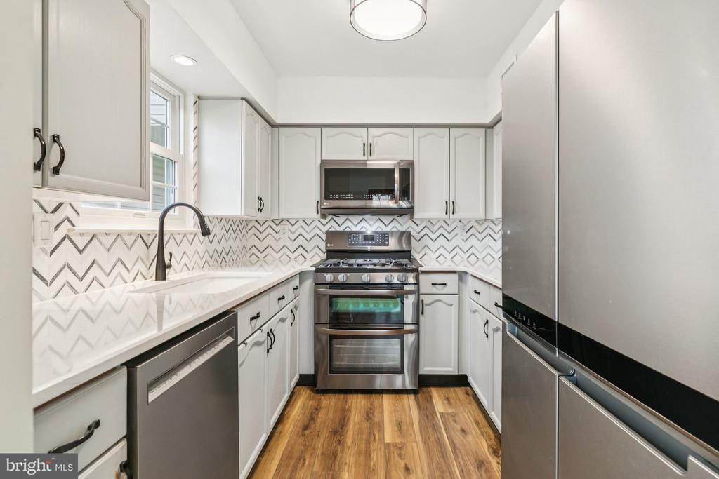 5437 RINKER CIRCLE