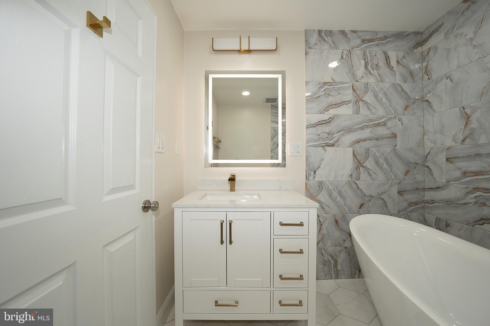 1539 W BENSALEM AVENUE