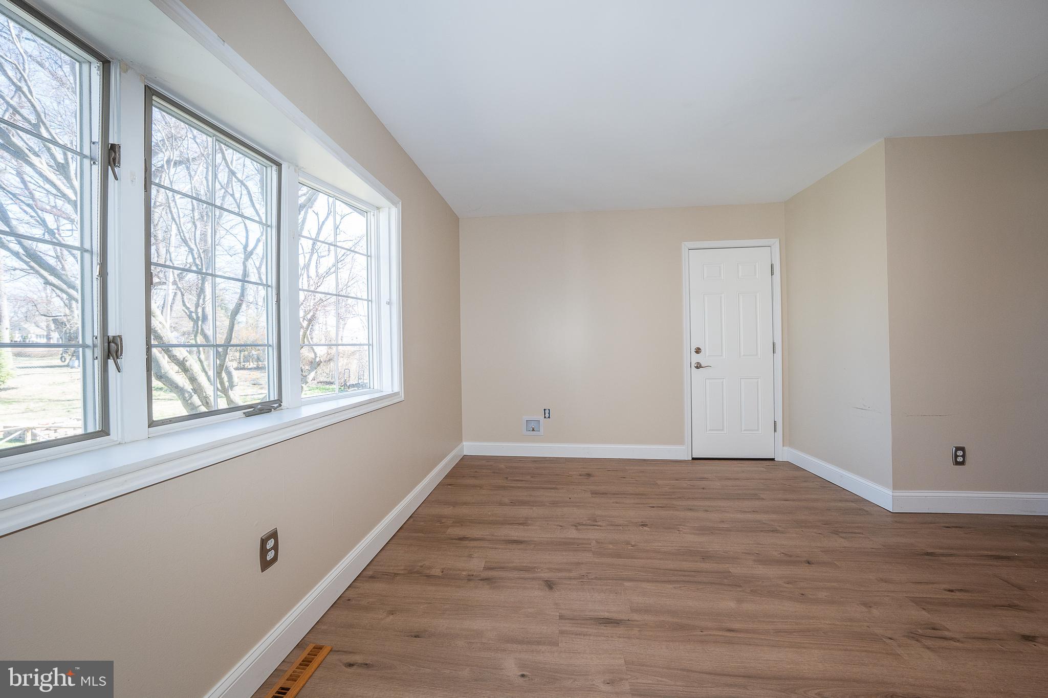 1539 W BENSALEM AVENUE