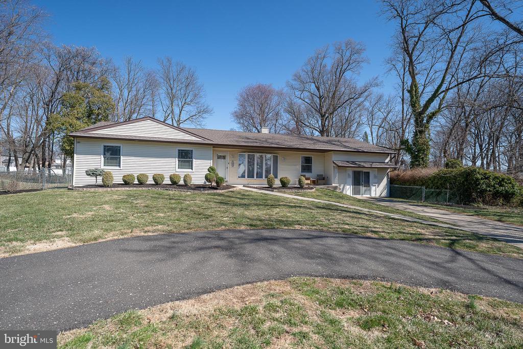 1539 W BENSALEM AVENUE