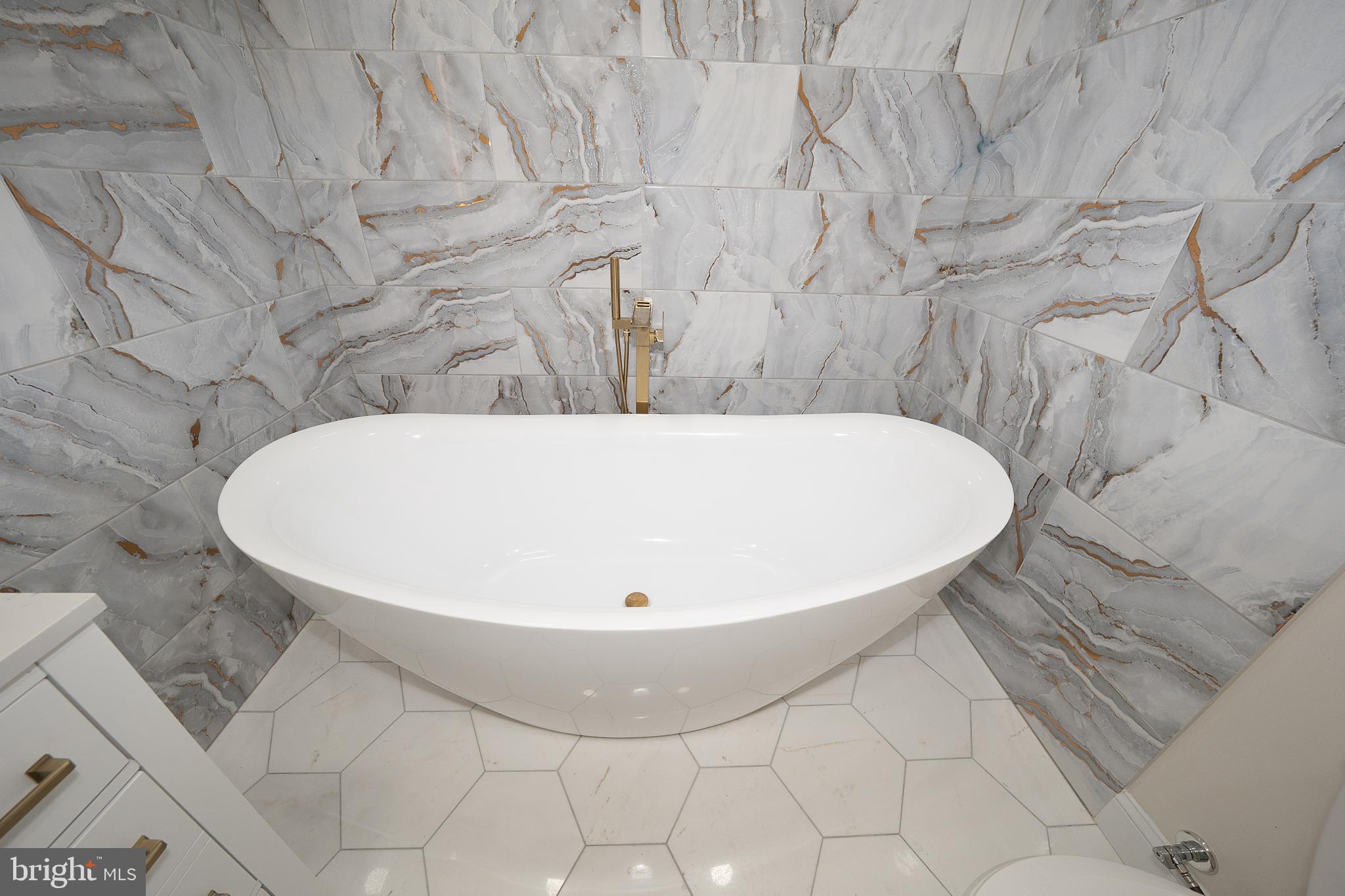 1539 W BENSALEM AVENUE