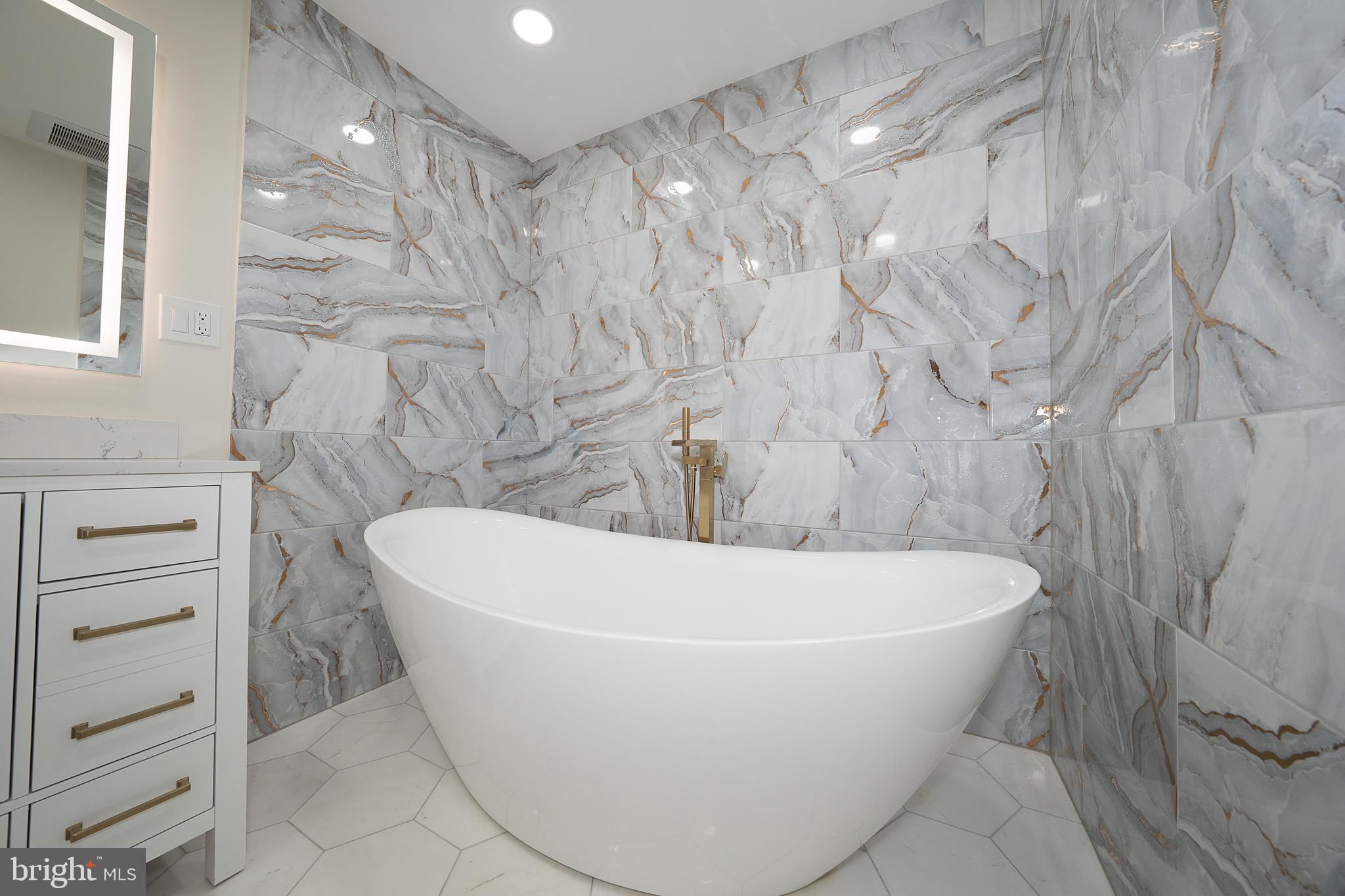 1539 W BENSALEM AVENUE