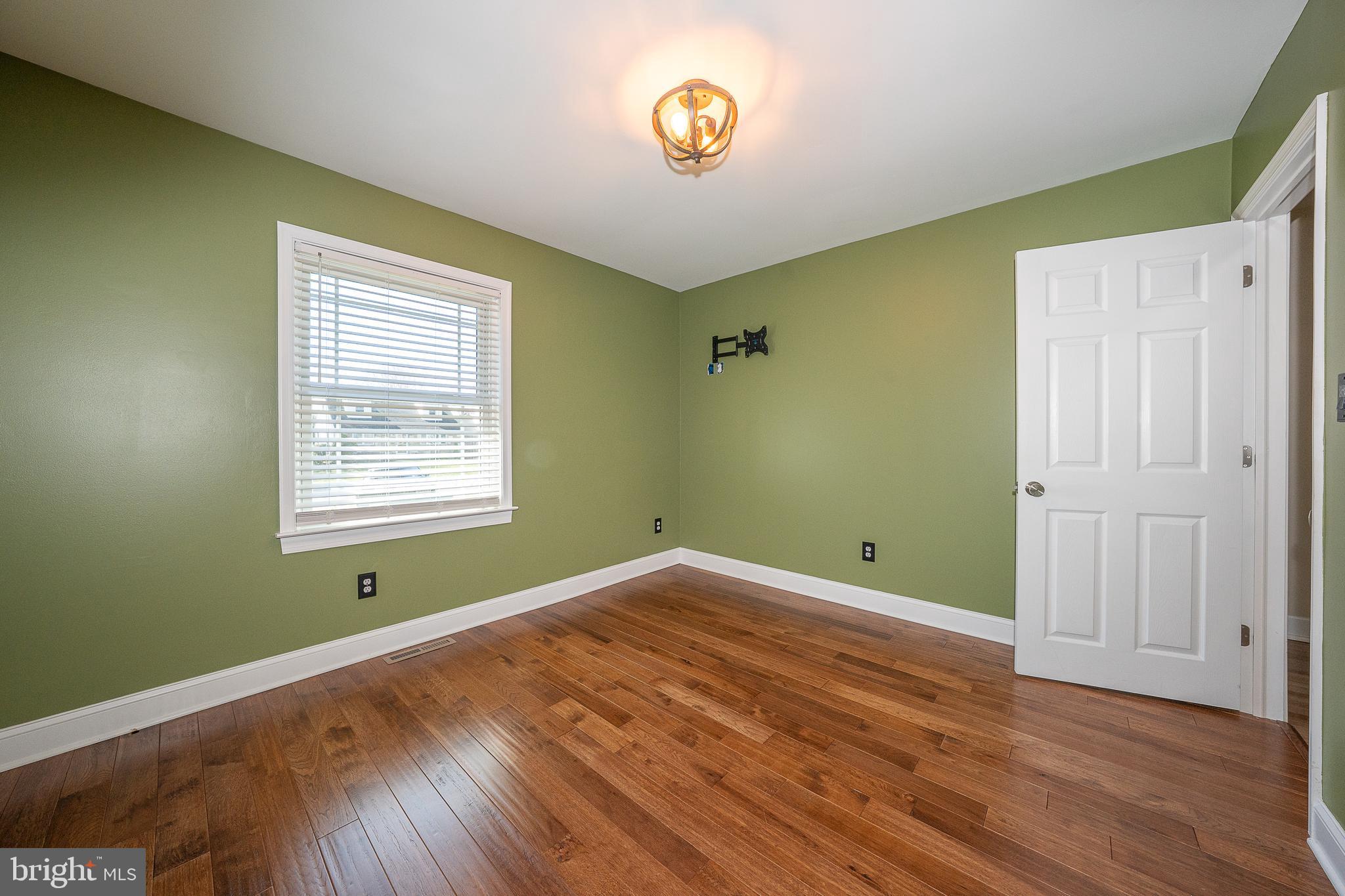 1539 W BENSALEM AVENUE