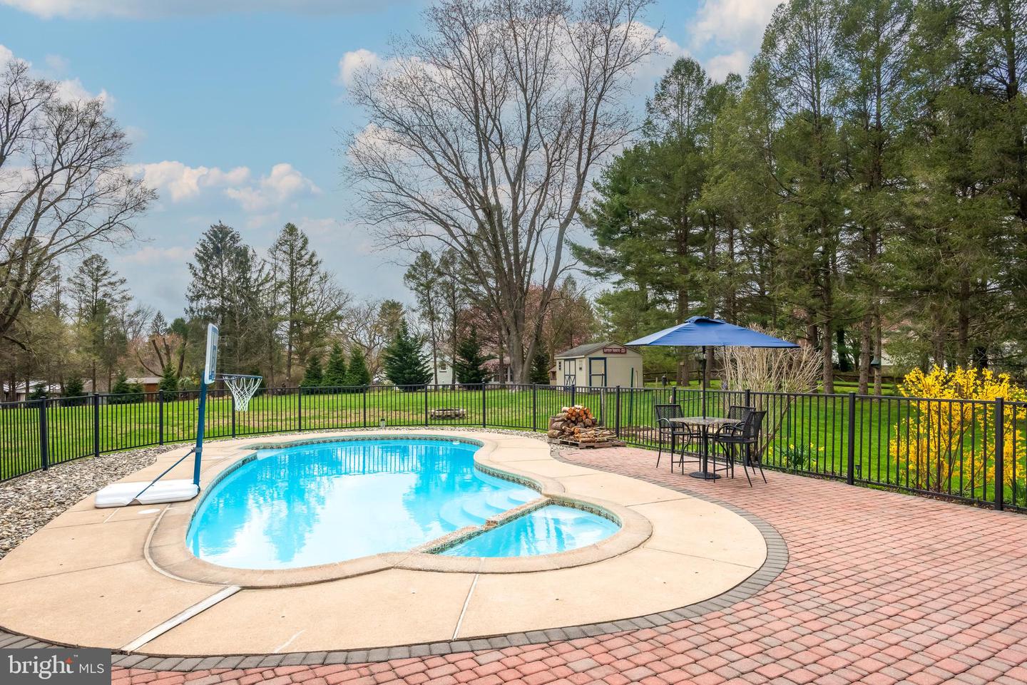 482 Douglas Dr