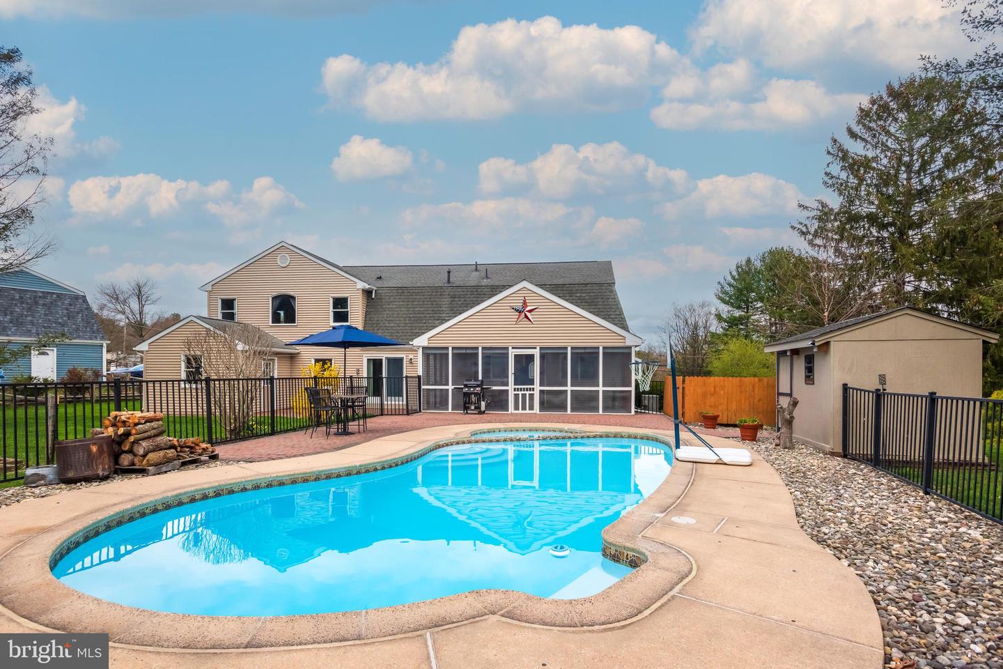 482 Douglas Dr