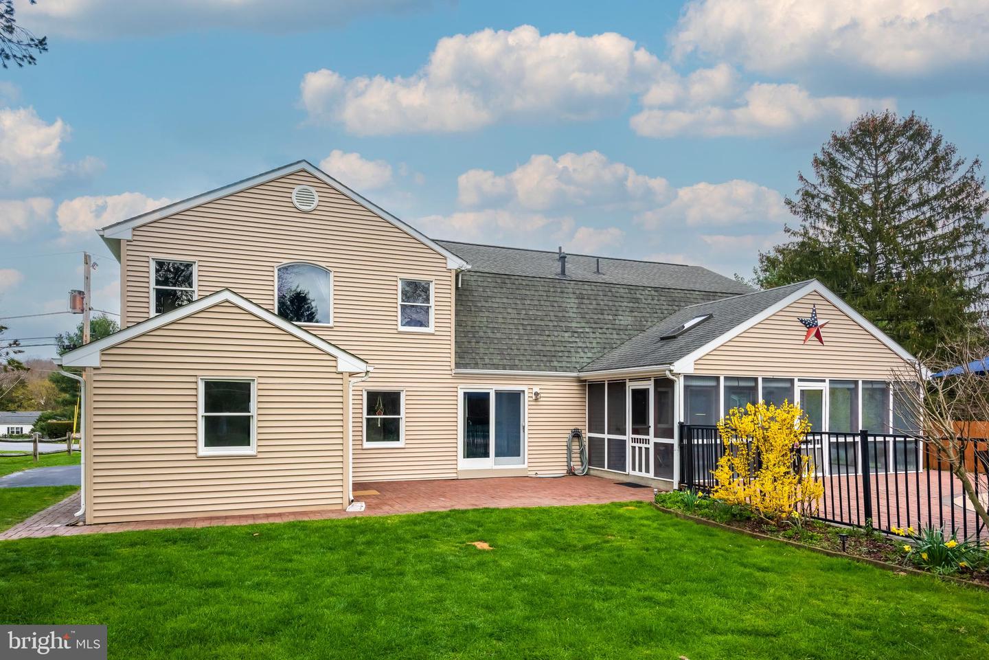 482 Douglas Dr