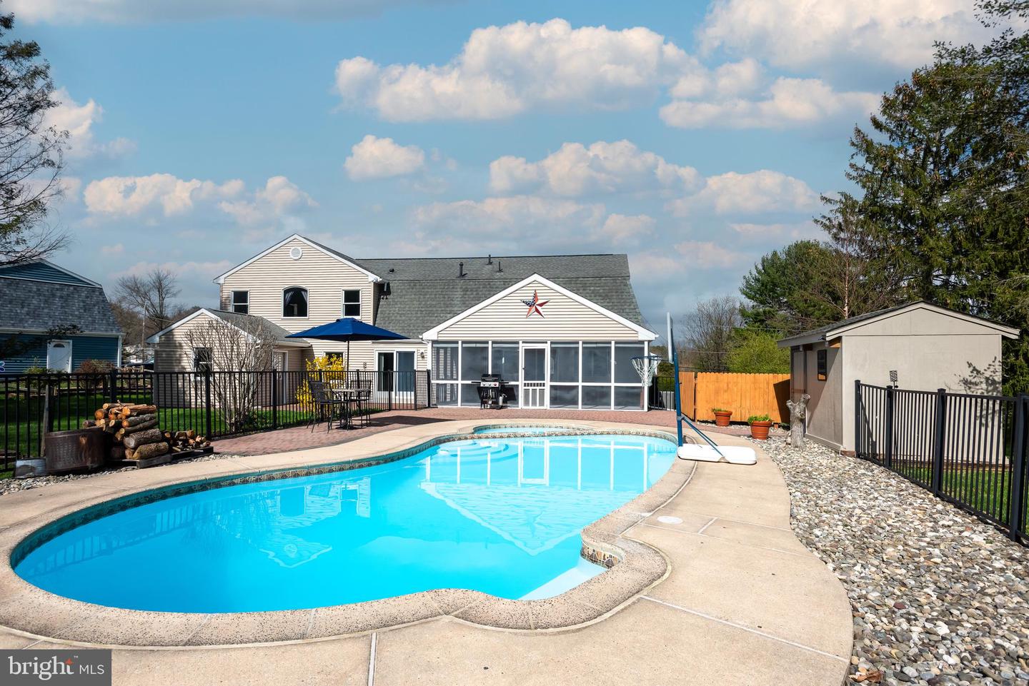 482 Douglas Dr