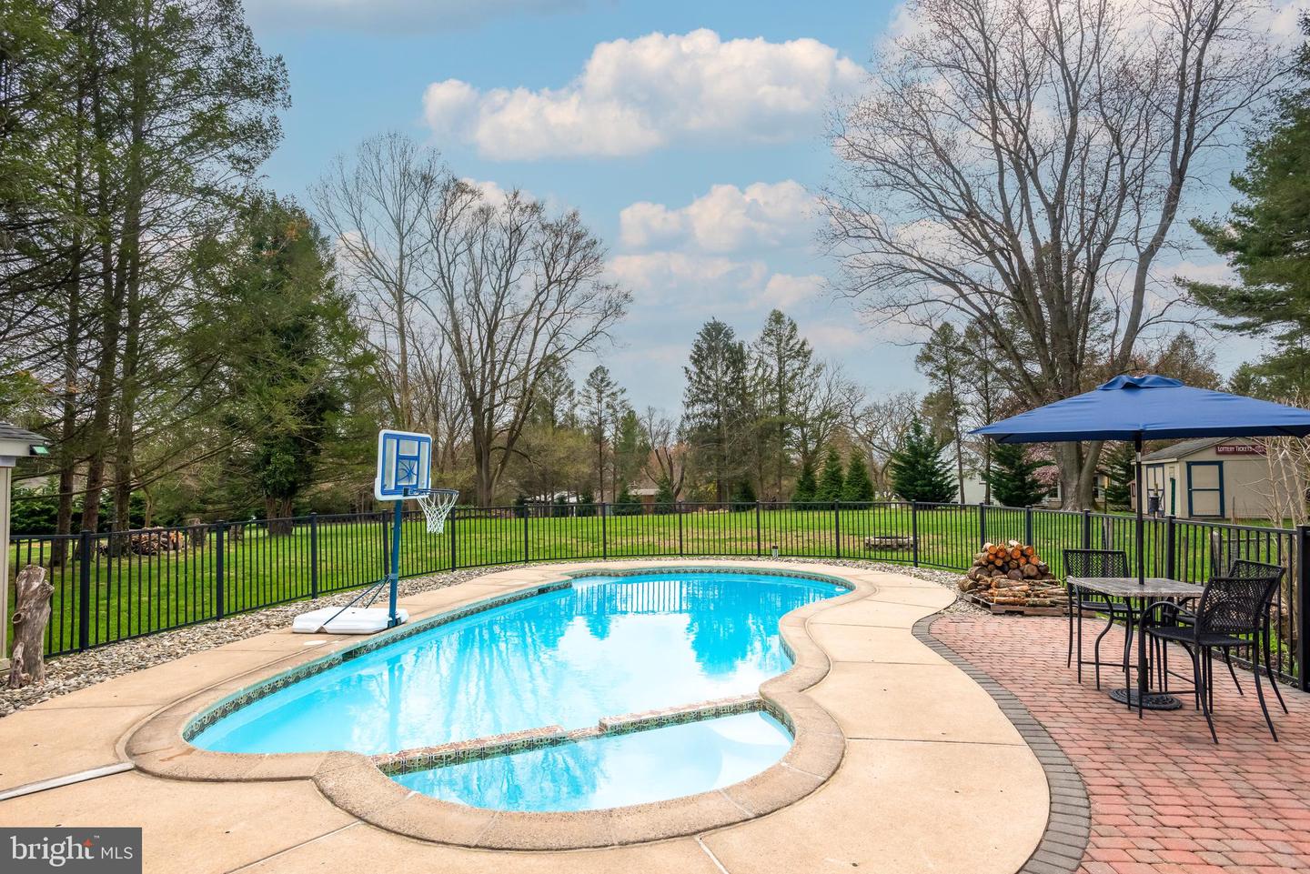482 Douglas Dr