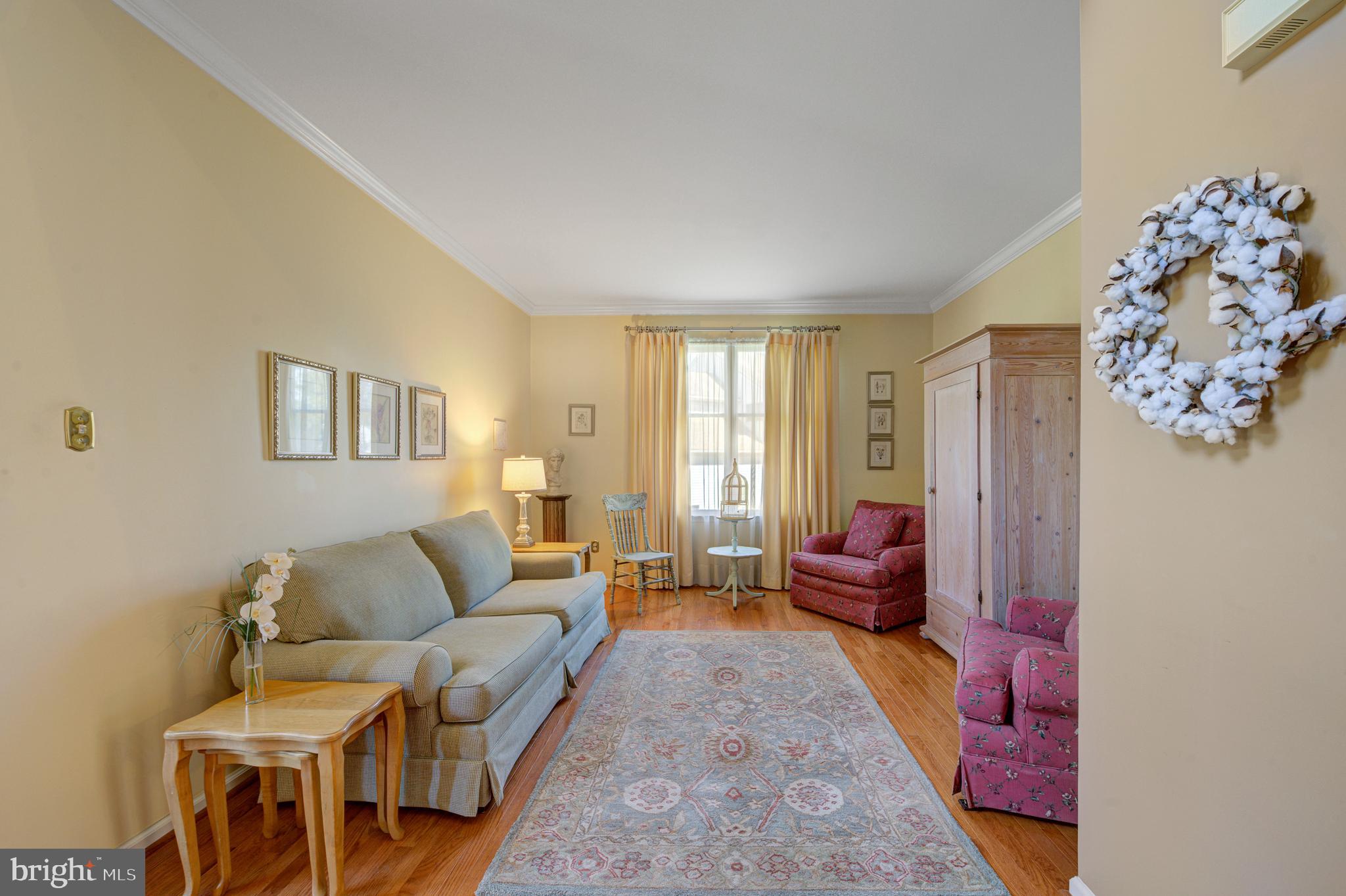 903 Livingston Dr