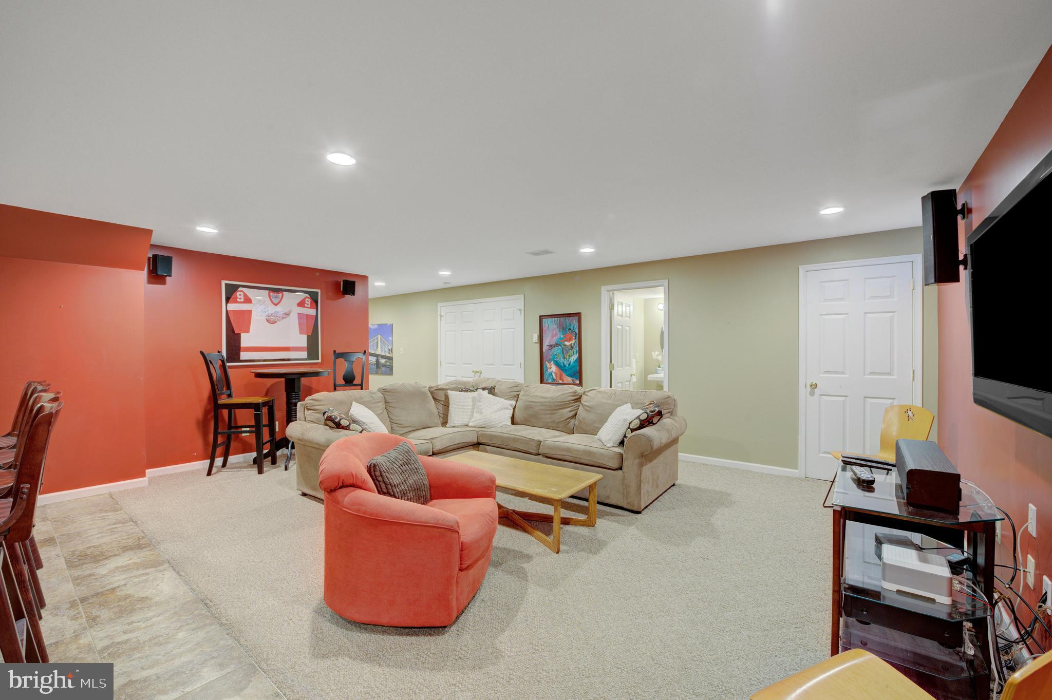 903 Livingston Dr