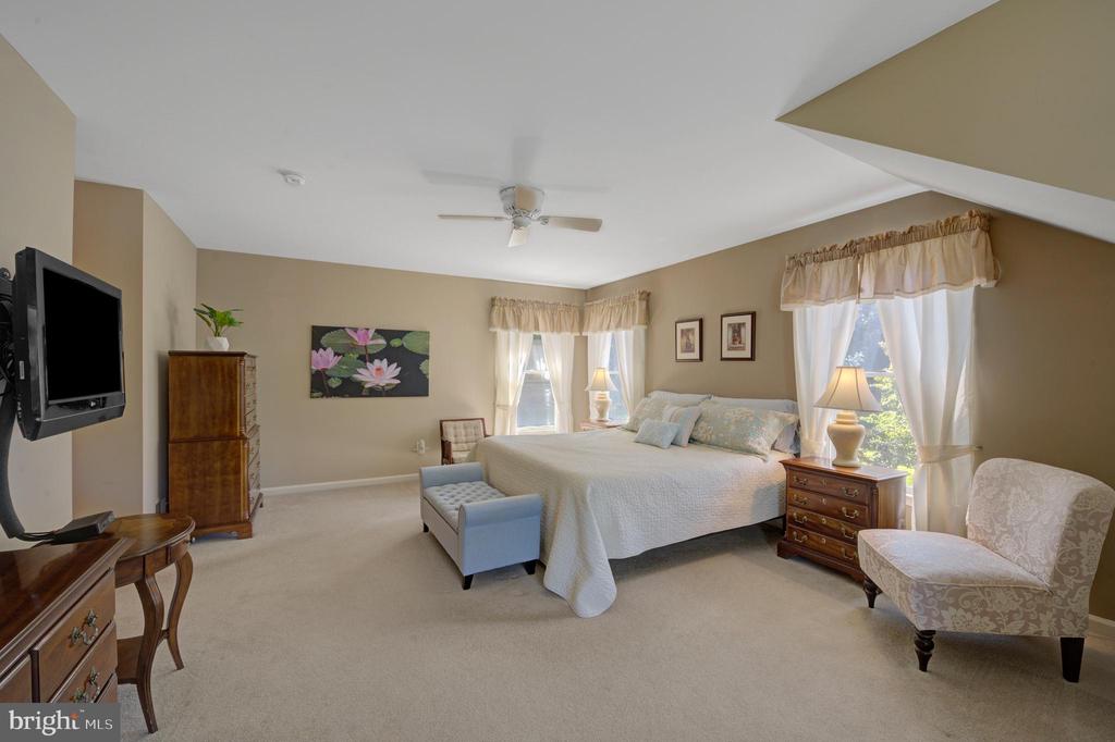 903 Livingston Dr
