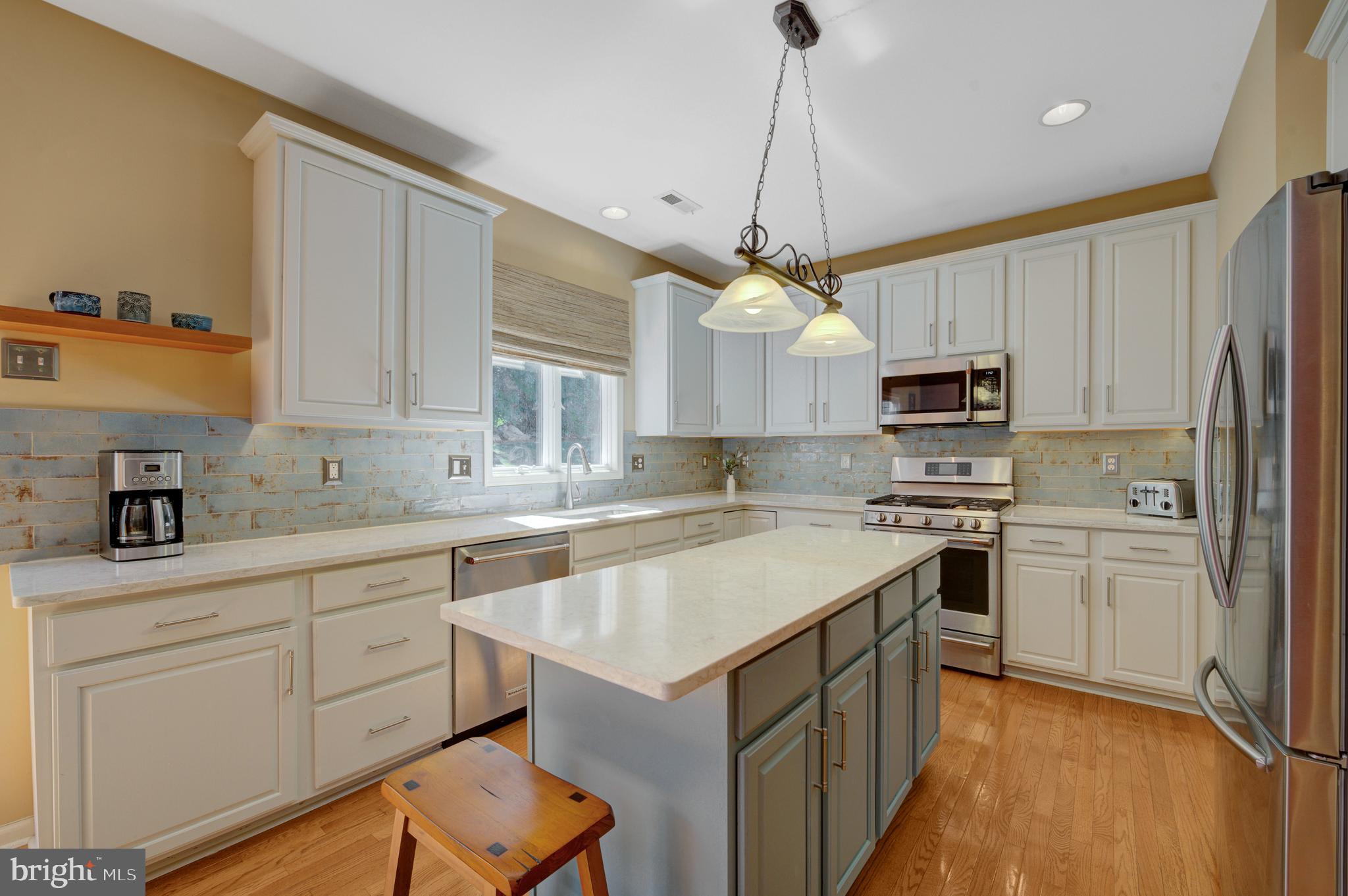 903 Livingston Dr
