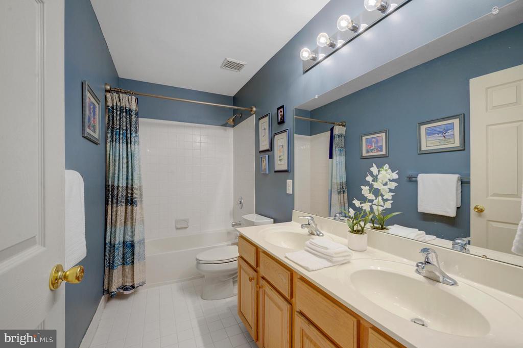 903 Livingston Dr