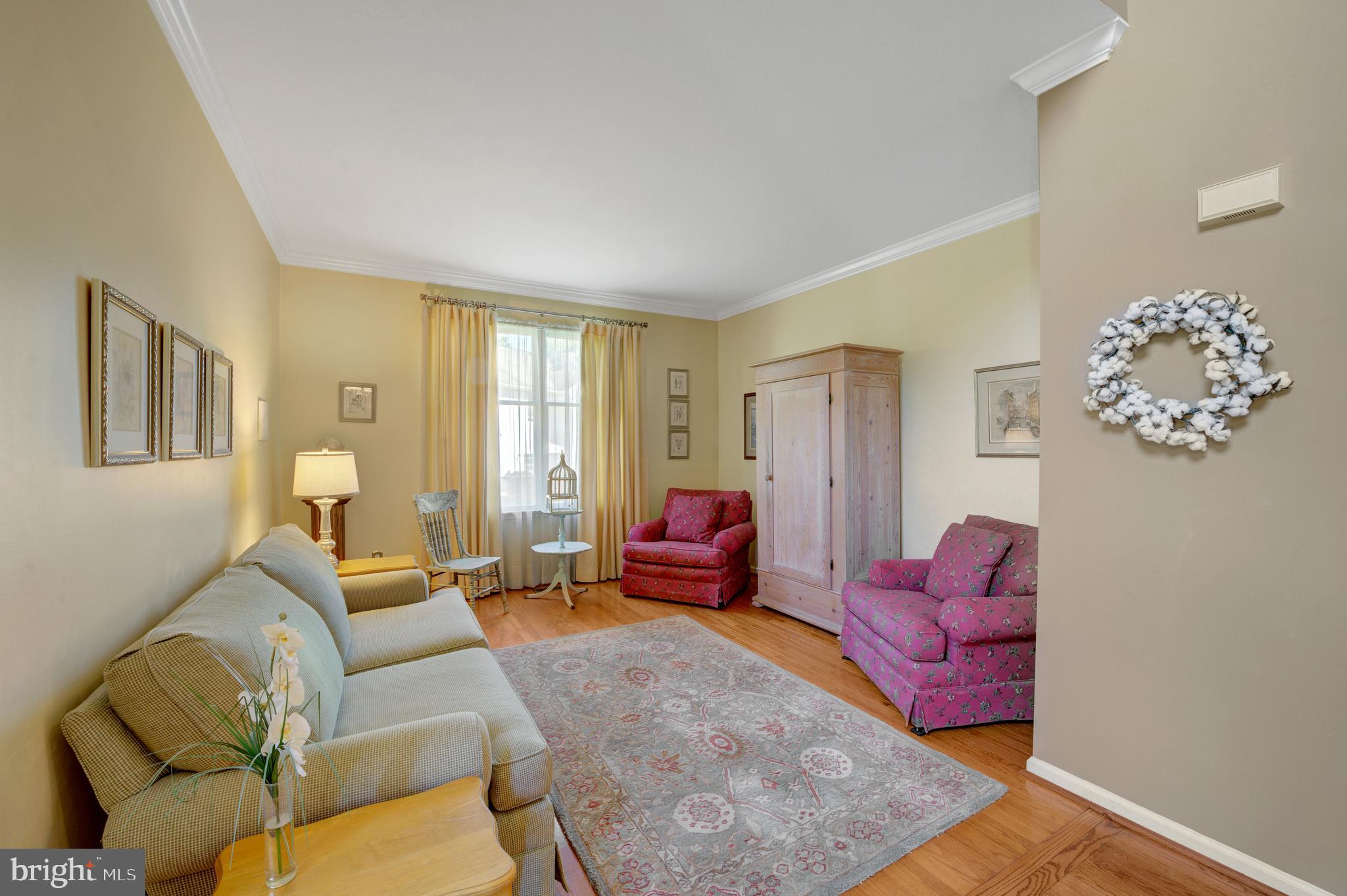 903 Livingston Dr