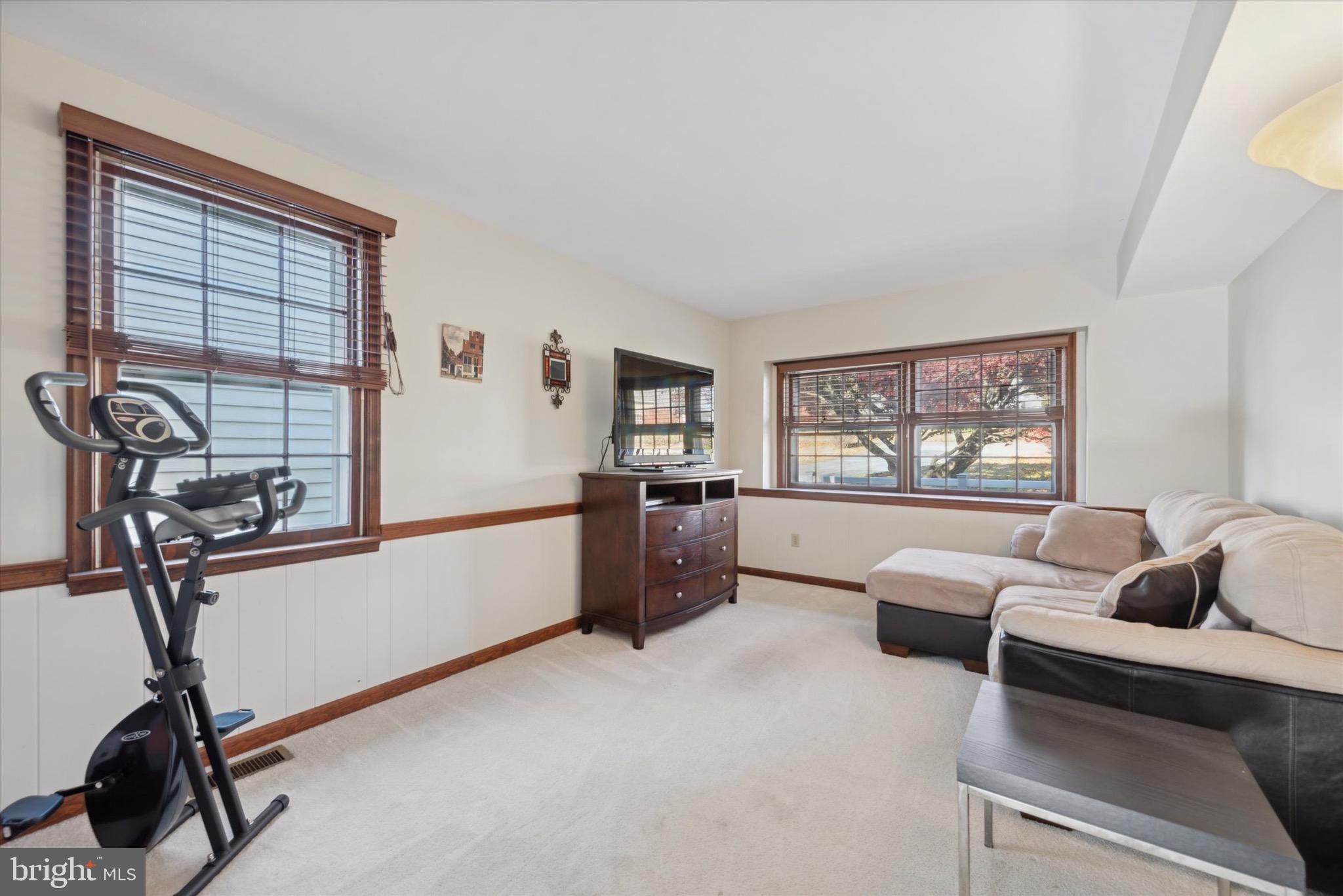 16 Manor Dr