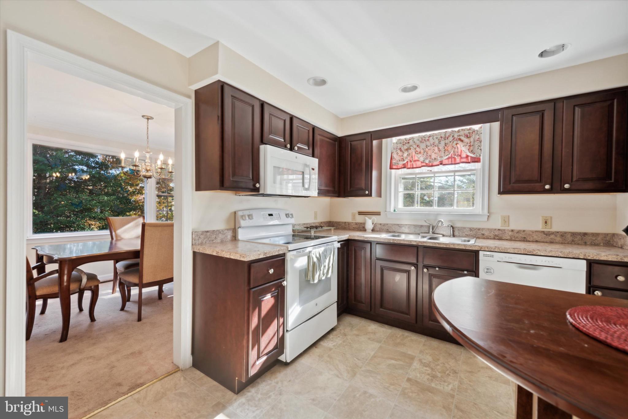 16 Manor Dr