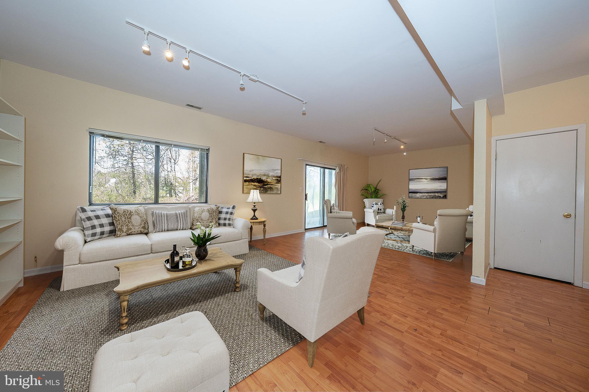 453 Lynetree Dr #20-D