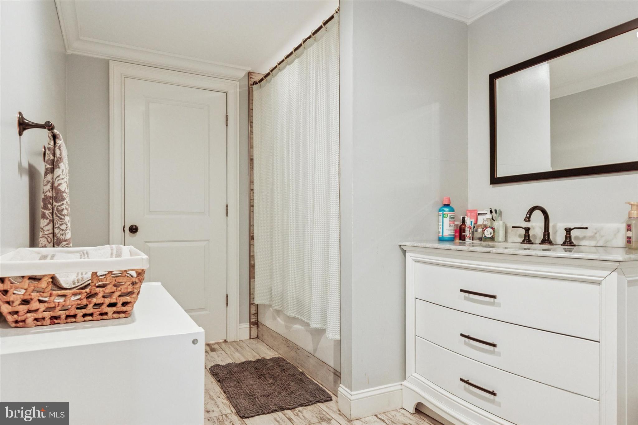 1004 Winding River Ln