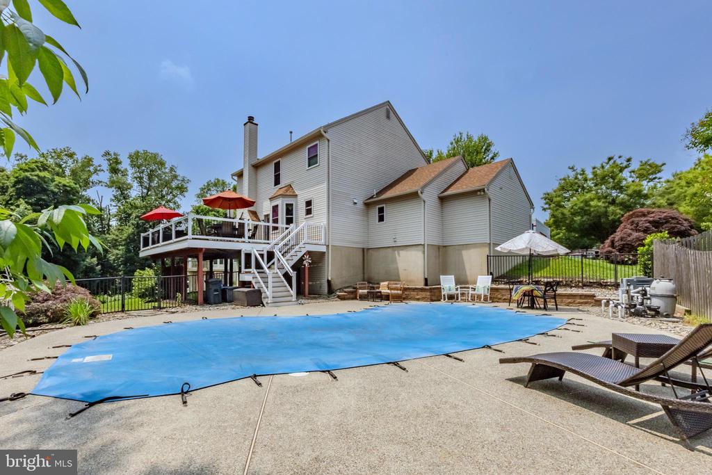 888 Winding River Ln