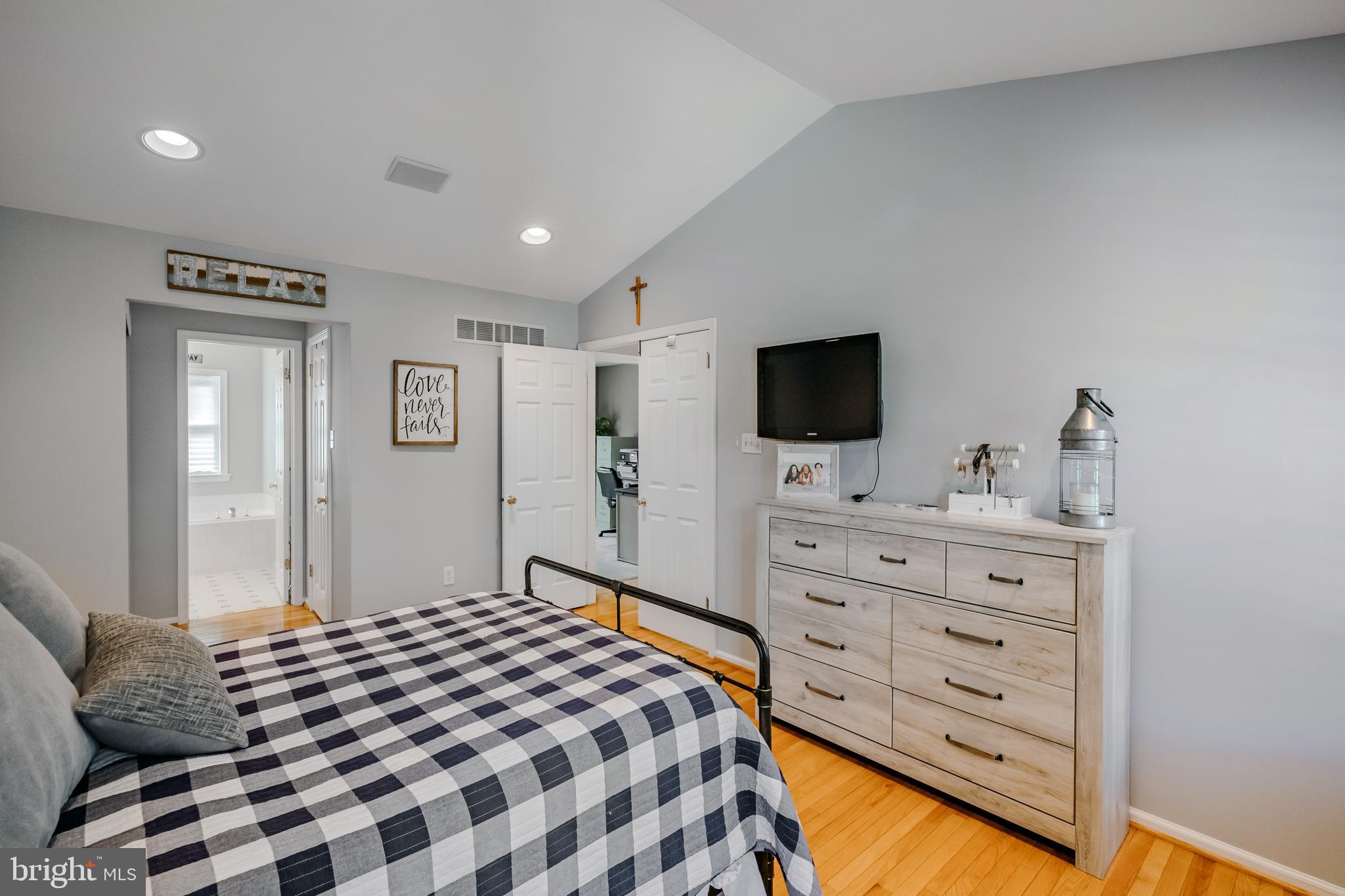 888 Winding River Ln