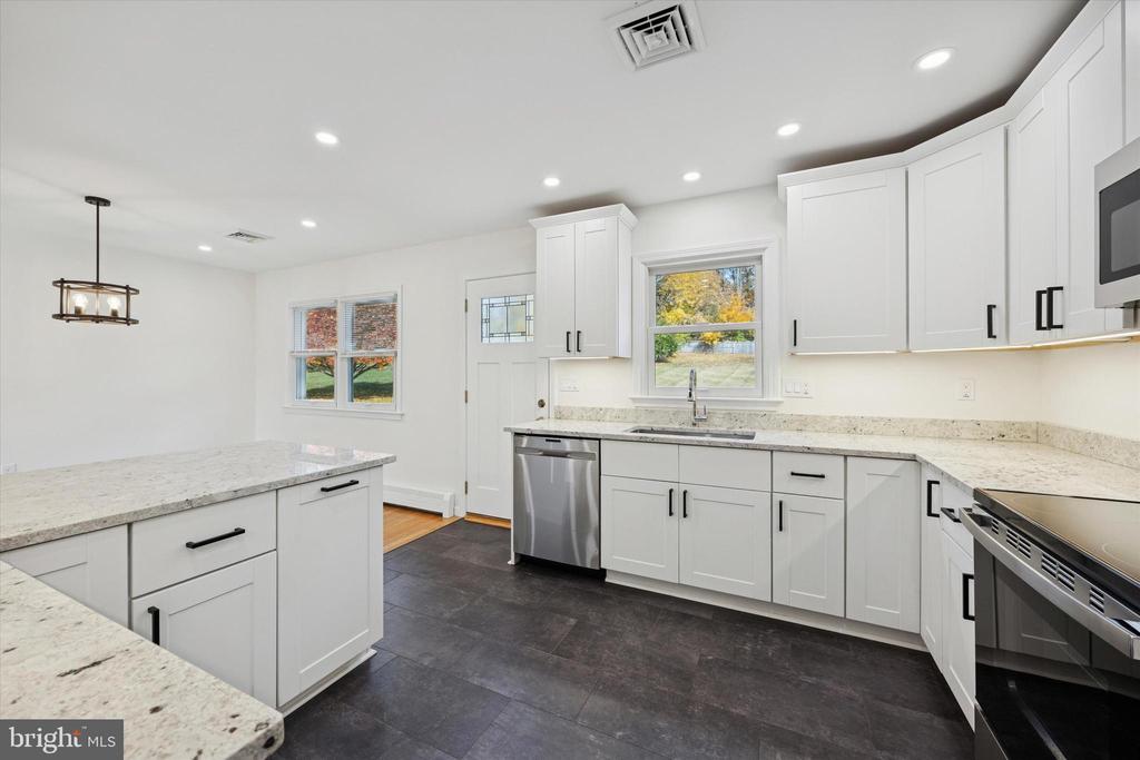 1221 BOULDER LANE