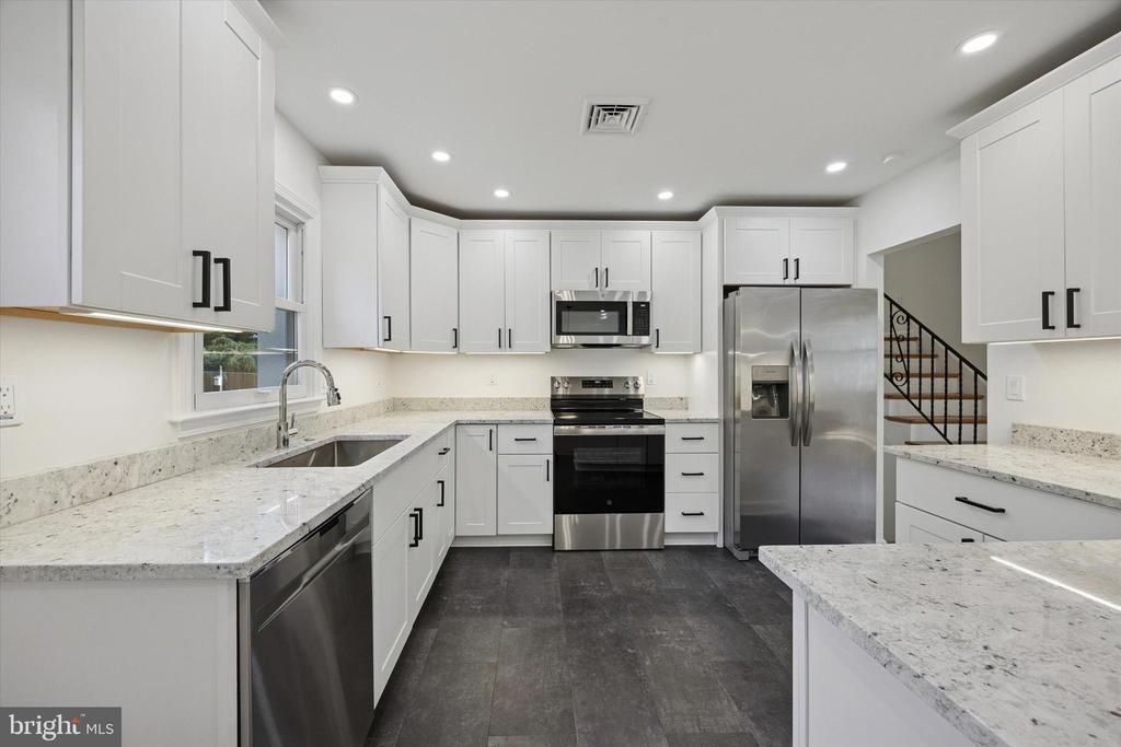 1221 BOULDER LANE