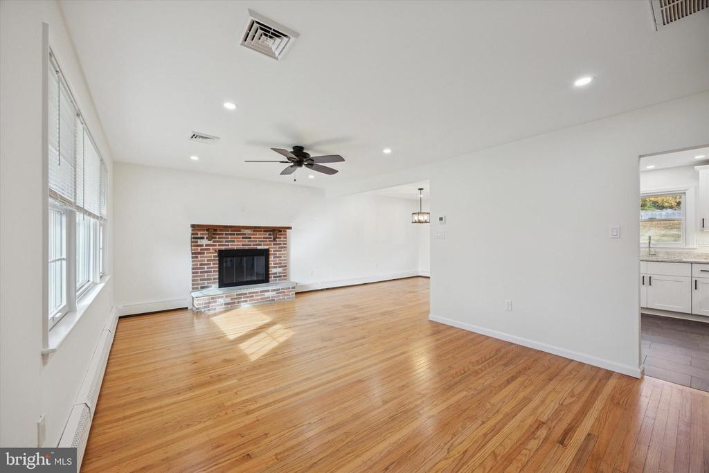 1221 BOULDER LANE