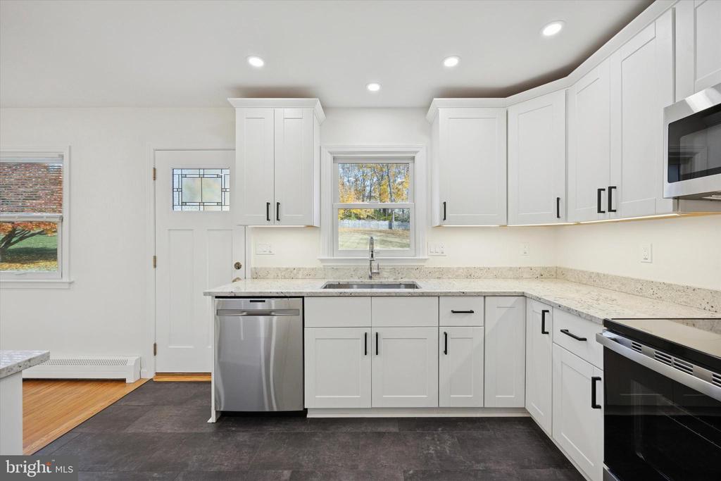 1221 BOULDER LANE