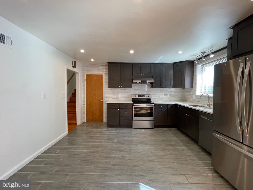 21 W GOLF CLUB LANE