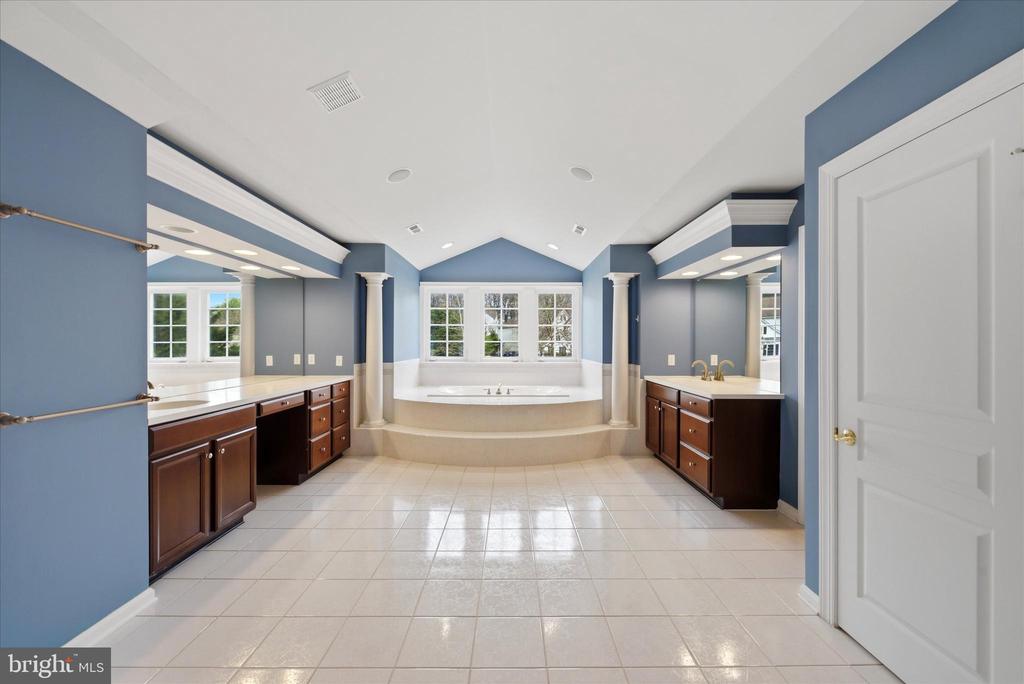 8 DEERFIELD DRIVE