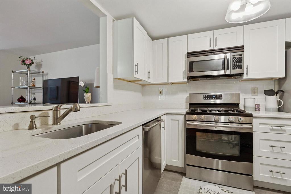 702 MOUNTAINVIEW DRIVE 702