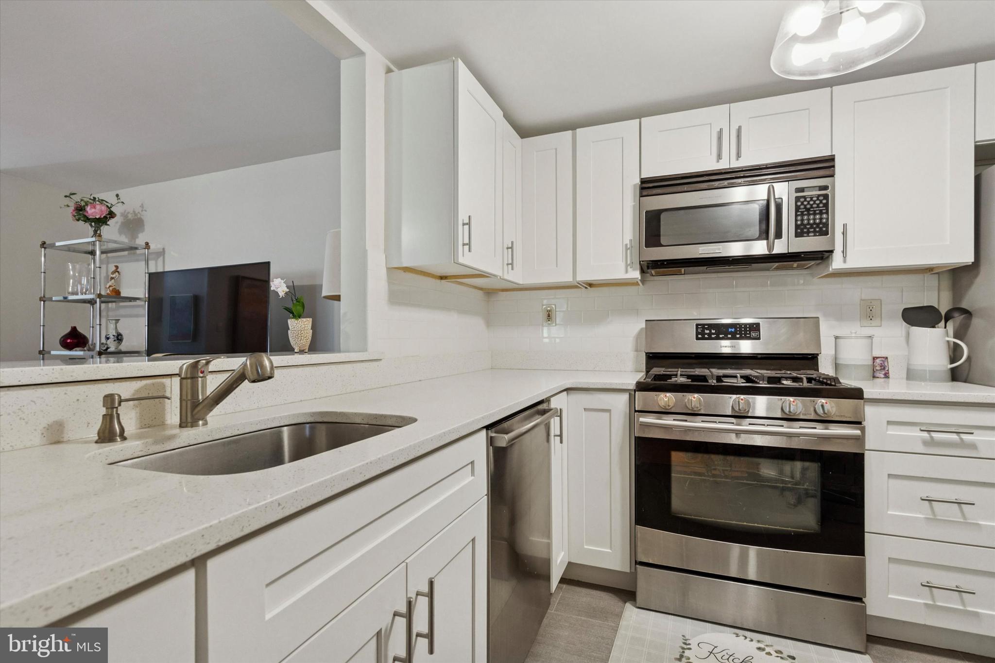 702 MOUNTAINVIEW DRIVE 702