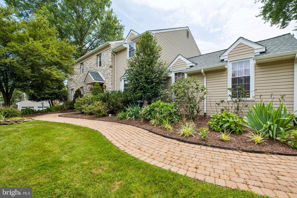 1323 N TULIP DRIVE