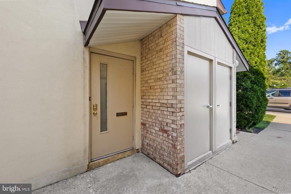 1607 RAINTREE LANE Unit: 1607