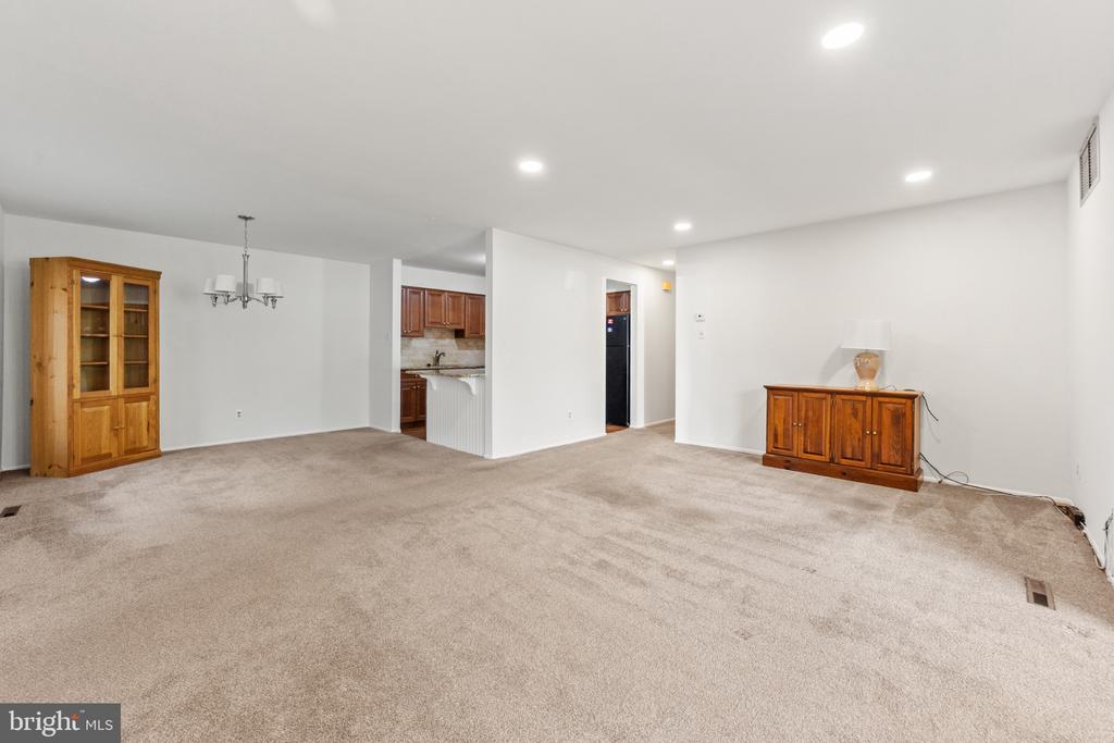 1607 RAINTREE LANE Unit: 1607