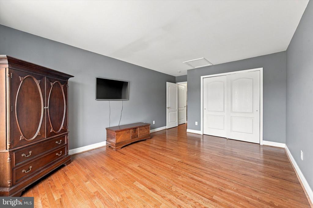 20 OAKBROOK COURT