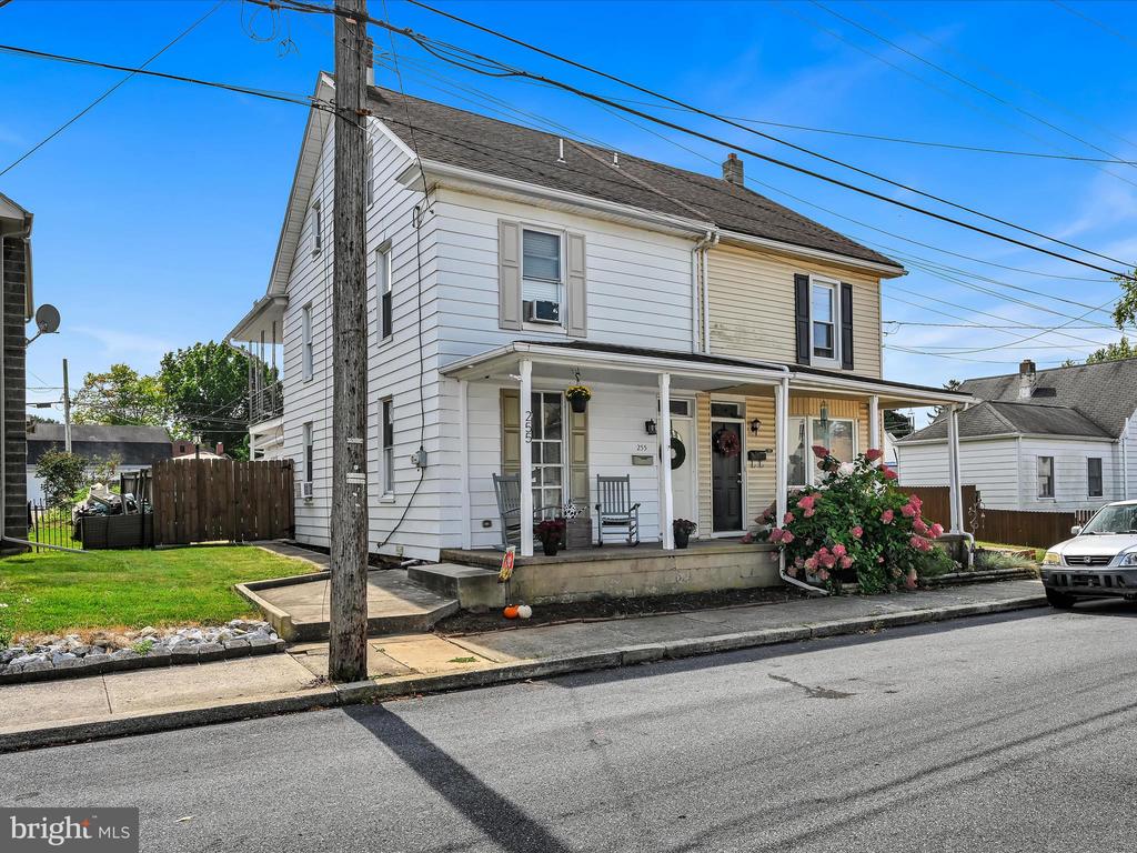 255 W 2nd St
